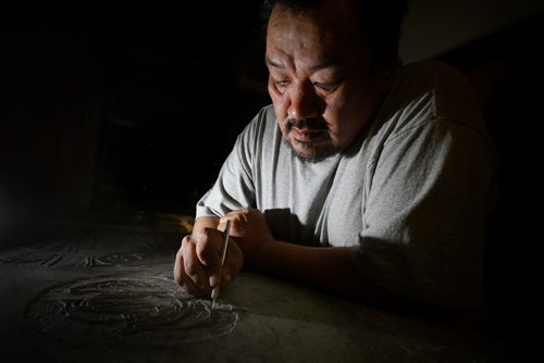 JOHN WOODS / WINNIPEG FREE PRESS
Jimmy Kamimmalik etches a drawing onto soapstone so he can can make collector prints in Baker Lake September 26, 2016
