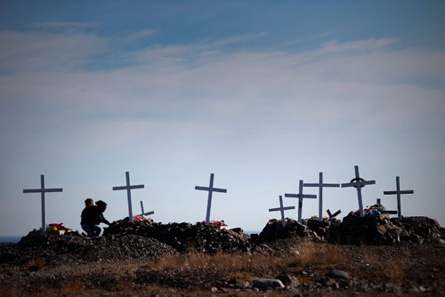 JOHN WOODS / WINNIPEG FREE PRESS
A woman and child tend to graves in the cemetary which overlooks Baker Lake September 23, 2016
