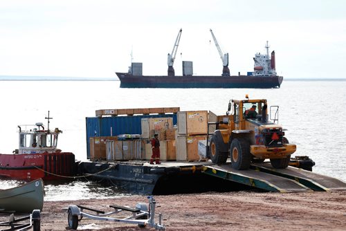 JOHN WOODS / WINNIPEG FREE PRESS
A barge with goods from a cargo ship is unloaded at Baker Lake September 24, 2016
