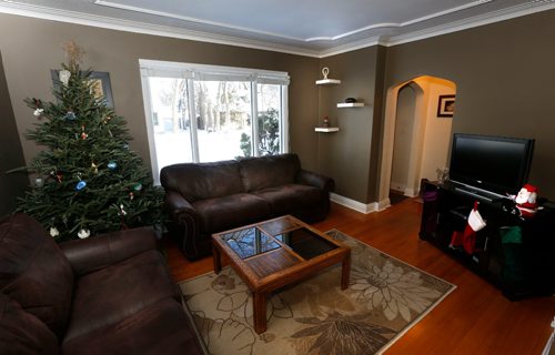 WAYNE GLOWACKI / WINNIPEG FREE PRESS

Homes. The living room at  86 Linden Ave. Todd Lewys story.  Dec.20 2016