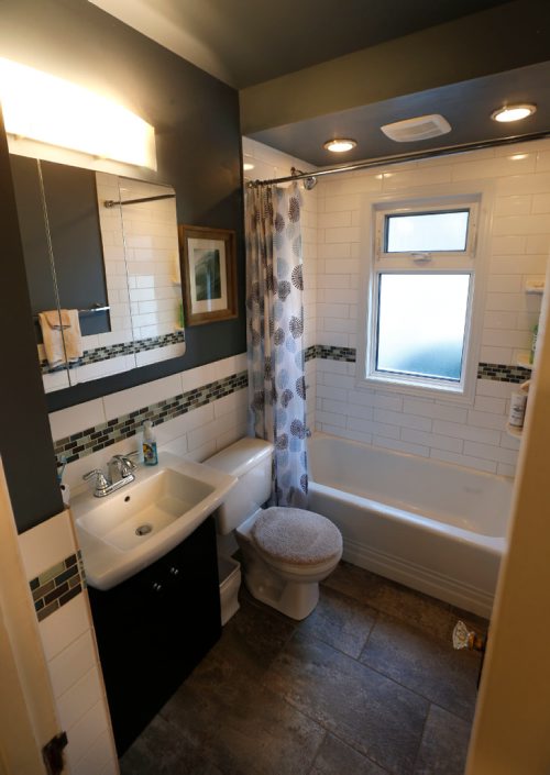 WAYNE GLOWACKI / WINNIPEG FREE PRESS

Homes. Main floor bathroom at  86 Linden Ave. Todd Lewys story.  Dec.20 2016