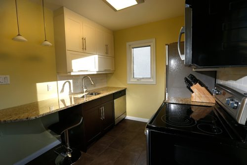 WAYNE GLOWACKI / WINNIPEG FREE PRESS

Homes. The kitchen at  86 Linden Ave. Todd Lewys story.  Dec.20 2016