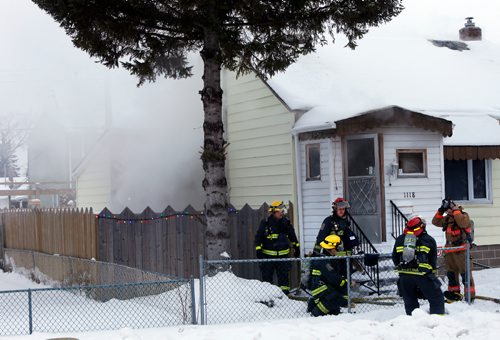 WAYNE GLOWACKI / WINNIPEG FREE PRESS

  Winnipeg Fire Fighters at a house fire in the 1100 block of Alfred Ave. Wednesday morning. No one was injured. Dec.21 2016