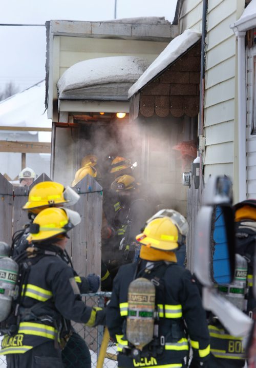 WAYNE GLOWACKI / WINNIPEG FREE PRESS

  Winnipeg Fire Fighters at a house fire in the 1100 block of Alfred Ave. Wednesday morning. No one was injured. Dec.21 2016