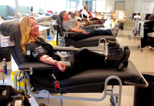 BORIS MINKEVICH / WINNIPEG FREE PRESS
The Dream Factory joined Canadian Blood Services at the Winnipeg blood donor clinic, 777 William, to thank donors and remind people to take the time to give life by donating blood this holiday season. In this photo Christie Houston gives blood at the clinic. Dec. 22, 2016