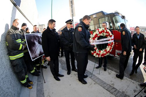 TREVOR HAGAN / WINNIPEG FREE PRESS
Mayor Brian Bowman, Hydro CEO Kelvin Shepherd, and members of the Winnipeg Fire Department paid tribute to fireman who died 90 years ago today during a fire at Adelaide and Notre Dame, Friday, December 23, 2016.