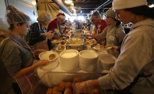 TREVOR HAGAN / WINNIPEG FREE
Volunteers assist in serving a meal at Siloam Mission on Christmas Eve, Saturday December 24, 2016.