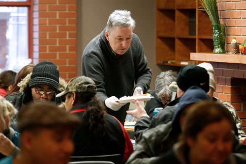 JOHN WOODS / WINNIPEG FREE PRESS
Kevin Wynne serves about 150 people during a Christmas/Hanukah Feast which was hosted by Shaarey Zedek Synagogue and West Broadway Community Ministry at Crossways in Common Sunday, December 25, 2016.

