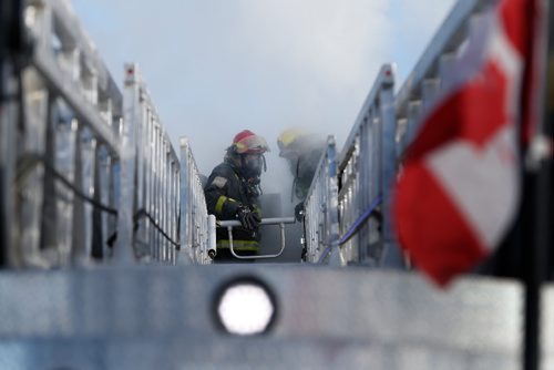 JOHN WOODS / WINNIPEG FREE PRESS
Winnipeg firefighters work a fire at 429 and 425 Bowman Avenue Sunday, January 1, 2017.