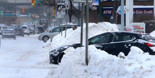 WAYNE GLOWACKI / WINNIPEG FREE PRESS 

 Motorists cautiously moves out onto Portage Ave. Tuesday.  Jan.3 2017