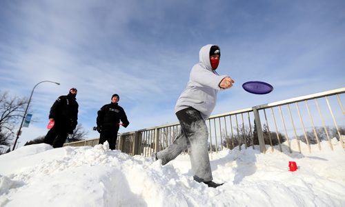 TREVOR HAGAN / WINNIPEG FREE PRESS
James Franz and Eric Kulchycki look on as Bryan Freese throws a disc while playing frisbee golf at Happyland Park, Sunday, January 8, 2017