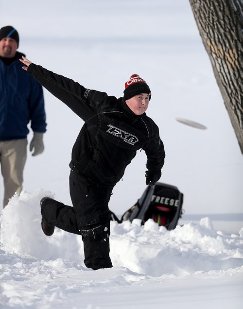 TREVOR HAGAN / WINNIPEG FREE PRESS
Eric Kulchycki throws a disc while playing frisbee golf at Happyland Park, Sunday, January 8, 2017