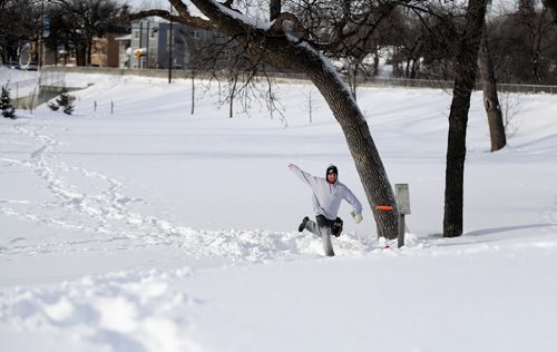 TREVOR HAGAN / WINNIPEG FREE PRESS
Bryan Freese throws a disc while playing frisbee golf at Happyland Park, Sunday, January 8, 2017