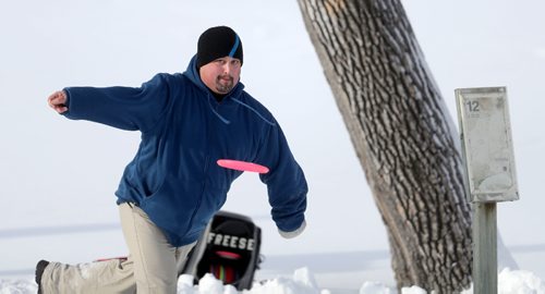 TREVOR HAGAN / WINNIPEG FREE PRESS
Steve Link playing frisbee golf at Happyland Park, Sunday, January 8, 2017