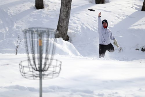 TREVOR HAGAN / WINNIPEG FREE PRESS
Bryan Freese throws a disc while playing frisbee golf at Happyland Park, Sunday, January 8, 2017