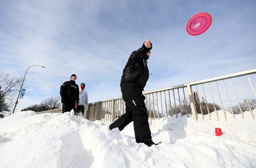 TREVOR HAGAN / WINNIPEG FREE PRESS
Eric Kulchycki and Bryan Freese watch as James Franz throws a disc while playing frisbee golf at Happyland Park, Sunday, January 8, 2017