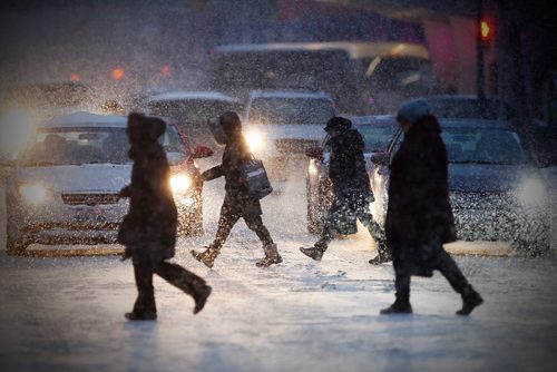 JOHN WOODS / WINNIPEG FREE PRESS
People make their way home as snow falls in downtown Winnipeg Monday, January 9, 2017.