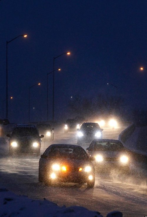 PHIL HOSSACK / WINNIPEG FREE PRESS -  Monday evening blues...Commuters make their way over the Disreali freeway Monday evening as a fresh dusting of snow hampers the drive home STAND-UP....January 9, 2017