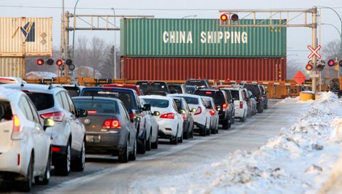 BORIS MINKEVICH / WINNIPEG FREE PRESS
A train holds up traffic on Waverley Street near Taylor Ave. CN train hauling Shipping containers.  JAN. 13, 2017