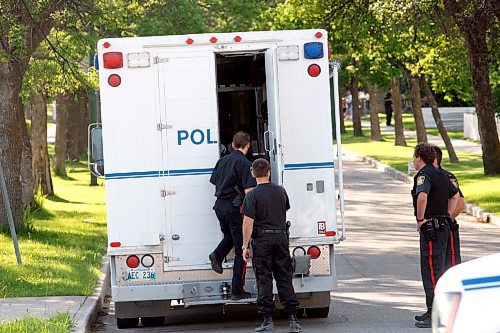 BORIS MINKEVICH / WINNIPEG FREE PRESS  080703 Bomb squad shows up on Atlantic to check things out at a scene managed by the WPS street crimes unit.