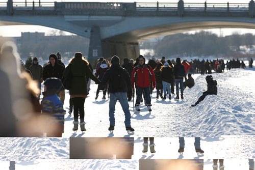 JOHN WOODS / WINNIPEG FREE PRESS
Skaters enjoy the great weather on The Forks river trail Sunday, January 15, 2017.