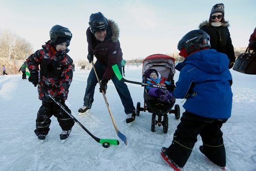 JOHN WOODS / WINNIPEG FREE PRESS
Nick and Sarah Kolisnyk with their children from left, Roger, Arianna and Quinn enjoy the great weather on The Forks river trail Sunday, January 15, 2017.