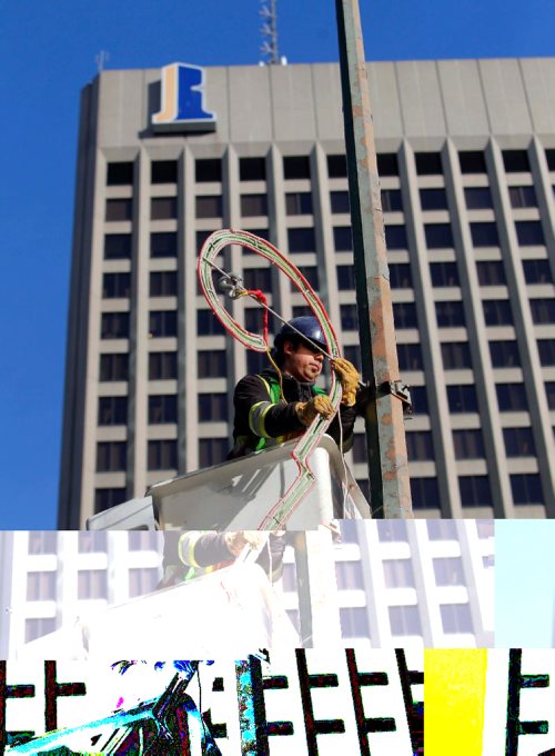 BORIS MINKEVICH / WINNIPEG FREE PRESS
STANDUP - Christmas is over - Dustin Kipling of MyTec Industries Ltd. removes one of the hundreds of xmas lights downtown near Portage and Main. They expect to get the job done by Monday. They are contracted out by MB Hydro. JAN. 18, 2017