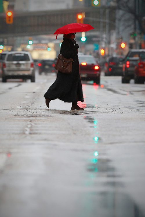 JOHN WOODS / WINNIPEG FREE PRESS
A woman walks downtown on Broadway during a light rain Sunday, January 22, 2017. Warmer weather during the past few days has surprised Winnipeggers.