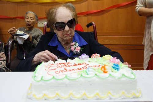 MIKE DEAL / WINNIPEG FREE PRESS
Ethel Karr, 104, cuts one of the cakes during the Centenarian Celebration at the Saul & Claribel Simkin Centre where ten women will be celebrated for their birthdays, all of them at least 100 years old.
170123 - Monday, January 23, 2017.