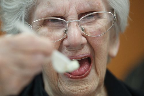 MIKE DEAL / WINNIPEG FREE PRESS
Rose Hoffer, 100, starts in on her cake during the Centenarian Celebration at the Saul & Claribel Simkin Centre where ten women will be celebrated for their birthdays, all of them at least 100 years old.
170123 - Monday, January 23, 2017.