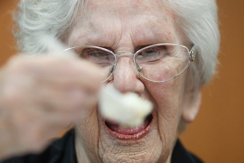 MIKE DEAL / WINNIPEG FREE PRESS
Rose Hoffer, 100, starts in on her cake during the Centenarian Celebration at the Saul & Claribel Simkin Centre where ten women will be celebrated for their birthdays, all of them at least 100 years old.
170123 - Monday, January 23, 2017.