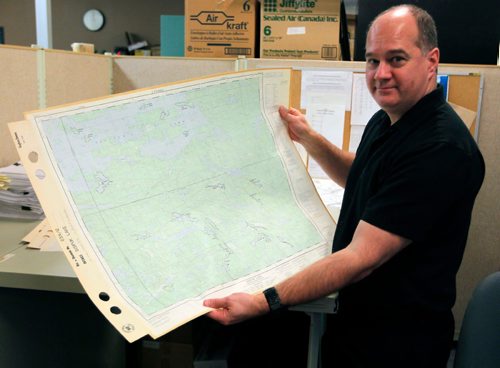 BORIS MINKEVICH / WINNIPEG FREE PRESS
Des Kappel, provincial toponymist, who names lakes and other land forms like islands and streams poses for photo in his office. He has named 10,000 lakes, including about 3,000 in the last six years, but has 90,000 lakes to go. BILL REDEKOP STORY. JAN. 25, 2017