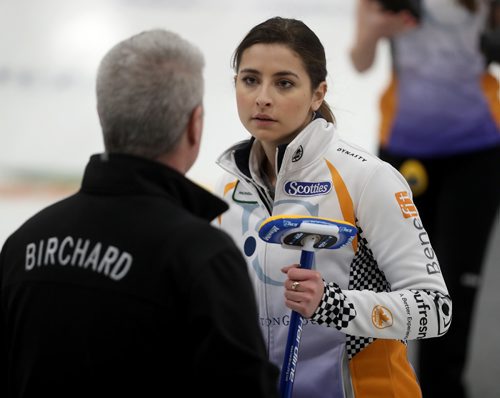 TREVOR HAGAN / WINNIPEG FREE PRESS
Bruce Birchard, father and coach talking to Shannon Birchard while playing against the Jennifer Briscoe rink during draw 3 of the Scotties Tournament of Hearts, Wednesday, January 25, 2017.