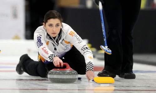 TREVOR HAGAN / WINNIPEG FREE PRESS
Shannon Birchard throws a rock while playing against the Jennifer Briscoe rink during draw 3 of the Scotties Tournament of Hearts, Wednesday, January 25, 2017.