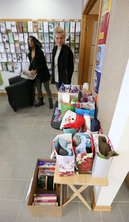 JASON HALSTEAD / WINNIPEG FREE PRESS

L-R: Maya Kotecha and Carmyn Aleshka of CarMa Events look at some of the free items provided for clients at the Fort Garry Womens Resource Centres upgraded library on Jan. 13, 2017. (See Social Page)