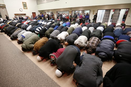 JOHN WOODS / WINNIPEG FREE PRESS
People pray as about 400 people gathered for a special prayer service for victims of the Quebec mosque shooting at the Waverley Grand Mosque Monday, January 30, 2017.
