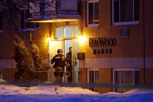 JOHN WOODS / WINNIPEG FREE PRESS
Police enter a building on Midwinter Avenue Sunday, February 5, 2017. Midwinter was closed most of the day.