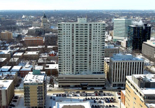 BORIS MINKEVICH / WINNIPEG FREE PRESS
Photos of the city taken from the Prairie 360 restaurant, formerly known as Revolving Restaurant (Fort Garry Place/Garry Street). View of apartment building Chateau 100. Feb. 8, 2017