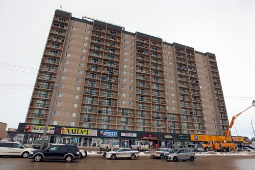 BORIS MINKEVICH / WINNIPEG FREE PRESS
Police at scene of apartment fall. 666 St. James. Towers of Polo Park. Feb. 13, 2017