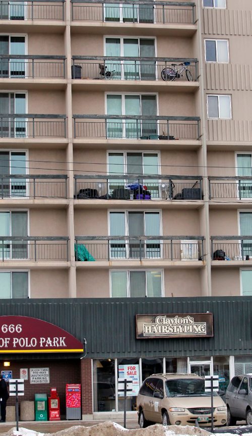 BORIS MINKEVICH / WINNIPEG FREE PRESS
Police at scene of apartment fall. 666 St. James. Towers of Polo Park. Person landed right where Clayton's Hairstyling unit is. Feb. 13, 2017