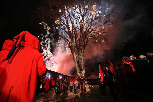 RUTH BONNEVILLE / WINNIPEG FREE PRESS

Hundreds of people crowd around an old elm tree near the fort at the Festival du Voyageur grounds to kickoff the  48th annual winter festival with fireworks Friday evening.


Feb 17, 2017
