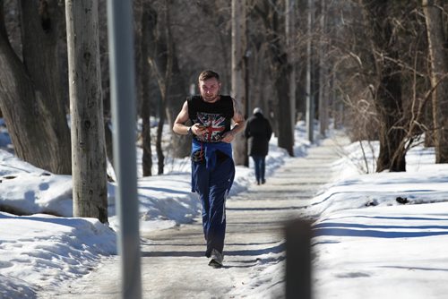 RUTH BONNEVILLE / WINNIPEG FREE PRESS

Nathaniel Ehnes jogs down Wellington Cres. Saturday in a sleeveless shirt as Winnipeg reaches record high temperatures for February Saturday.  
Standup photo 
Feb 18, 2017
