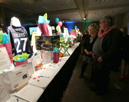 JASON HALSTEAD / WINNIPEG FREE PRESS

Attendees check out auction items at the Alzheimer Society of Manitobas Night to Remember in Hawaii gala at the RBC Convention Centre Winnipeg on Feb. 9, 2017. (See Social Page)