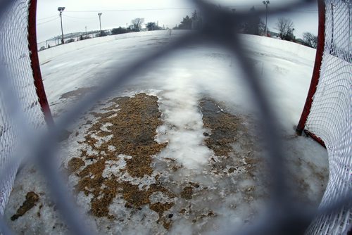 JOHN WOODS / WINNIPEG FREE PRESS
Ice melts on a city rink at Sinclair Park Community Centre Tuesday, January 21, 2017. City rinks may close earlier than usual due to unseasonably high temperatures.