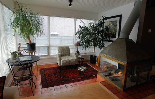 BORIS MINKEVICH / WINNIPEG FREE PRESS
HOMES - 110 Wildwood Park. Resale home. Gas fireplace with reading area/lots of light. Todd Lewys story. March 7, 2017 170307