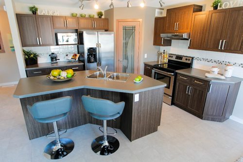 BORIS MINKEVICH / WINNIPEG FREE PRESS
HOMES - 7 Larry Vickar Drive East in Devonshire Village. Kitchen with island. March 13, 2017 170313