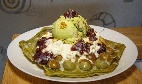 MIKE DEAL / WINNIPEG FREE PRESS
Matcha Madness which has green tea ice cream, red bean and whipped cream, at Roll Cake and Bakery at 753 Corydon Avenue.
170319 - Sunday, March 19, 2017.
