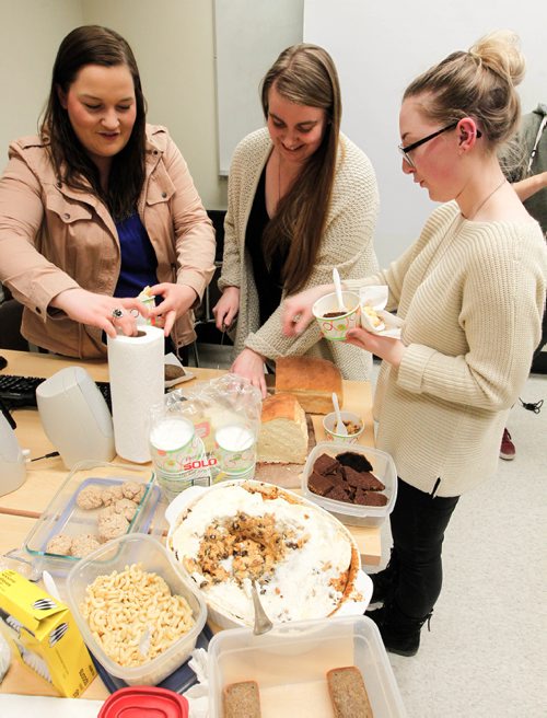BORIS MINKEVICH / WINNIPEG FREE PRESS
Food front - University of Manitoba prof Sarah Elvins teaches her history of food class in University College. Her students did some cooking demonstrations from old recipe books and shared their findings in there class. From left: Chantale Pineau, Stefanie Stockes, and Lydia Gibbs share some food they all cooked. ALISON GILLMOR STORY. March 16, 2017 170316