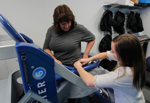 BORIS MINKEVICH / WINNIPEG FREE PRESS
HEALTH - Anti-gravity treadmill. Patti Dech, inside machine, uses the new anti-gravity treadmill at Healthview Therapy Centre on Roblin Blvd. Previously Dech couldn't run at all because of a bad knee and other issues. Athletic therapist Kaylee Woodward, outside machine, helps Dech fit the special equipment. Joel Schlesinger story. March 20, 2017 170320