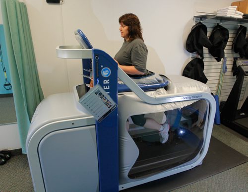 BORIS MINKEVICH / WINNIPEG FREE PRESS
HEALTH - Anti-gravity treadmill. Patti Dech uses the new anti-gravity treadmill at Healthview Therapy Centre on Roblin Blvd. Previously Dech couldn't run at all because of a bad knee and other issues. Joel Schlesinger story. March 20, 2017 170320